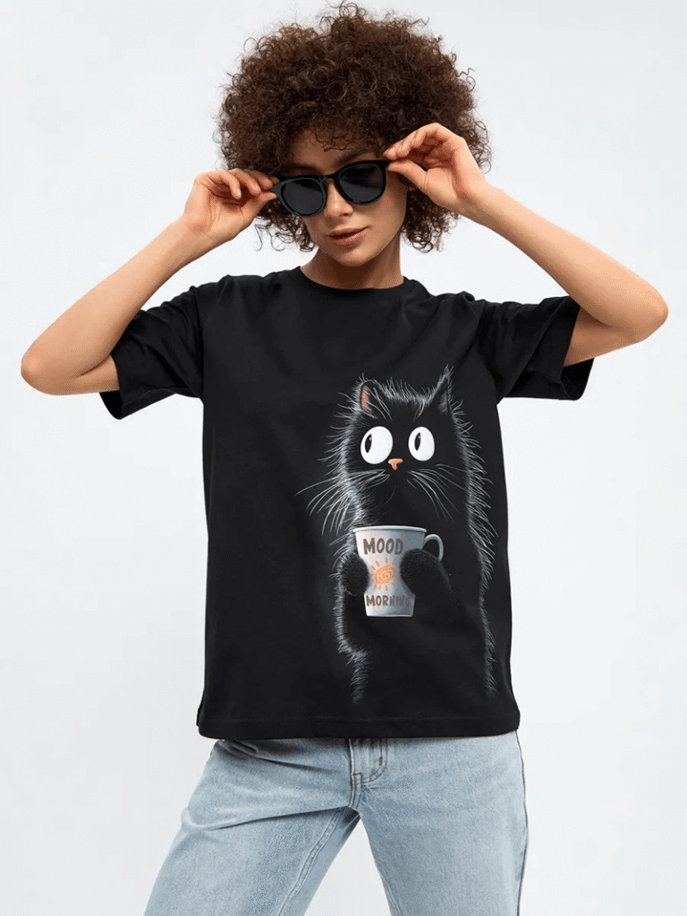 Black Cat Morning Mood T-Shirt – חולצת טי חתול שחור עם כוס קפה
