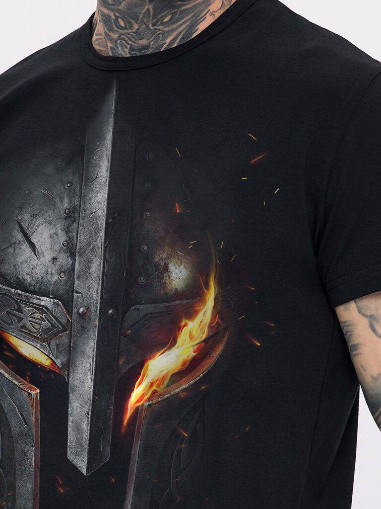 Fire Phoenix Graphic T-Shirt Close Up - תקריב של חולצת פניקס בוערת עם הדפס גרפי